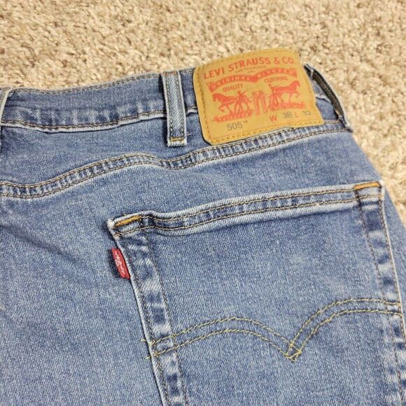Levis 505 Jeans Mens 38x30.5 Tag 38x32 Regular Fit Straight Medium Wash Denim - Picture 7 of 8